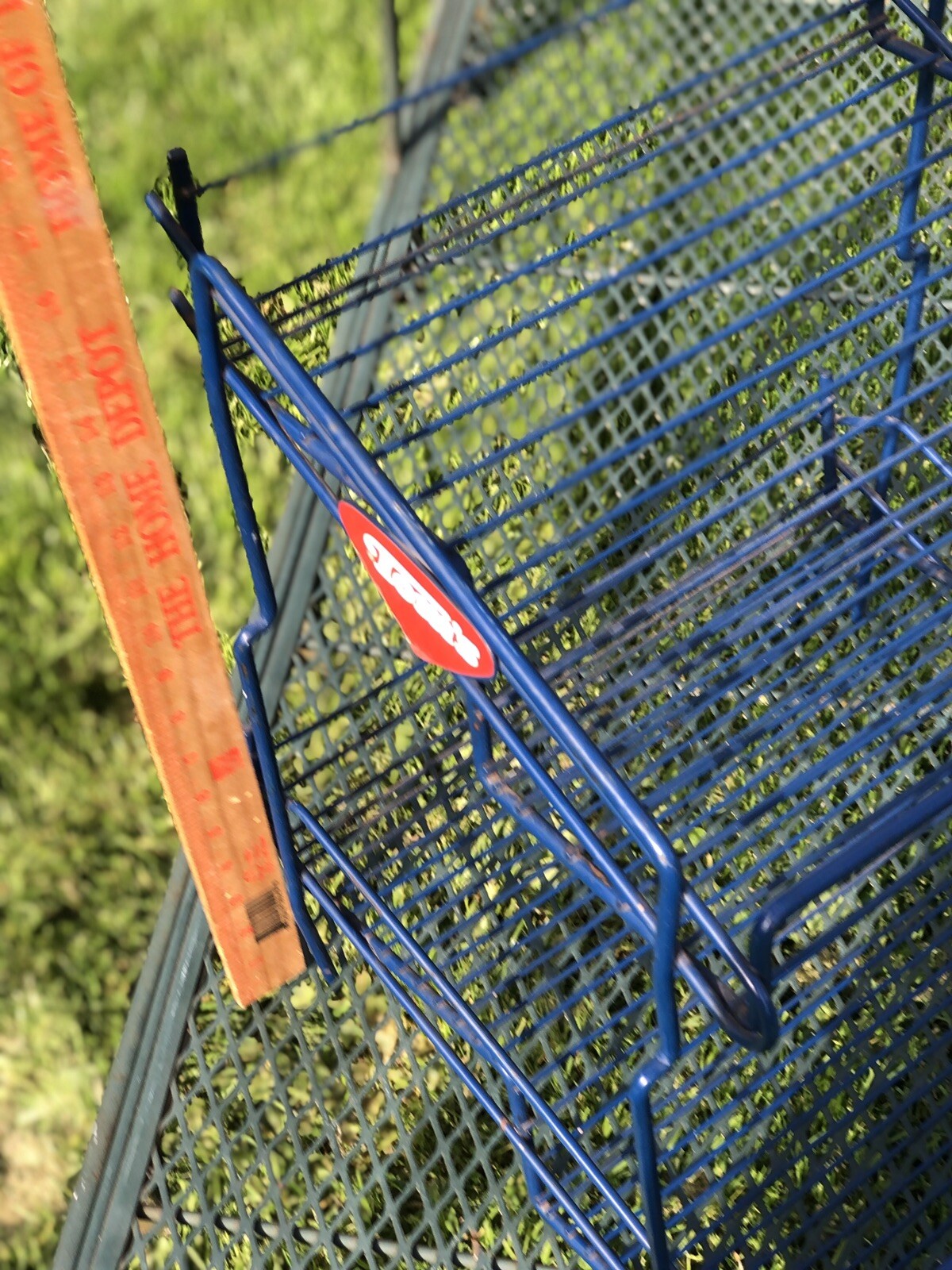 VINTAGE ORIGINAL WIRE “TOM’S” ,,SNACKS FOR EVERY TEST” DISPLAY RACK 17” X 13”