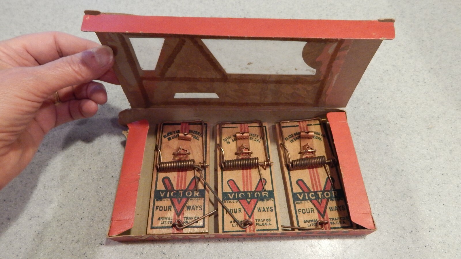 Victor Mouse Traps With Display Box and 3 Unused Traps – 1953