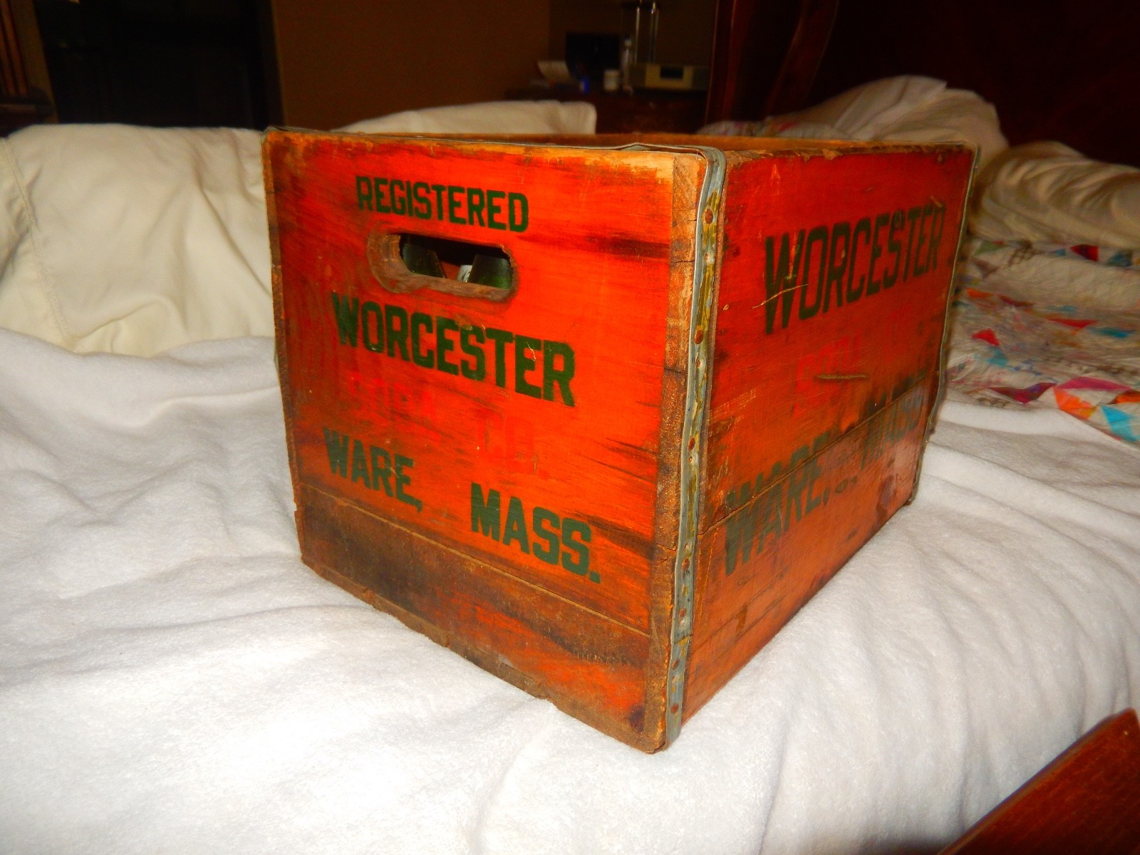 ANTIQUE WORCESTER SODA CO WARE MASS USA WOOD BOTTLE ADVERTISING BOX & BOTTLES