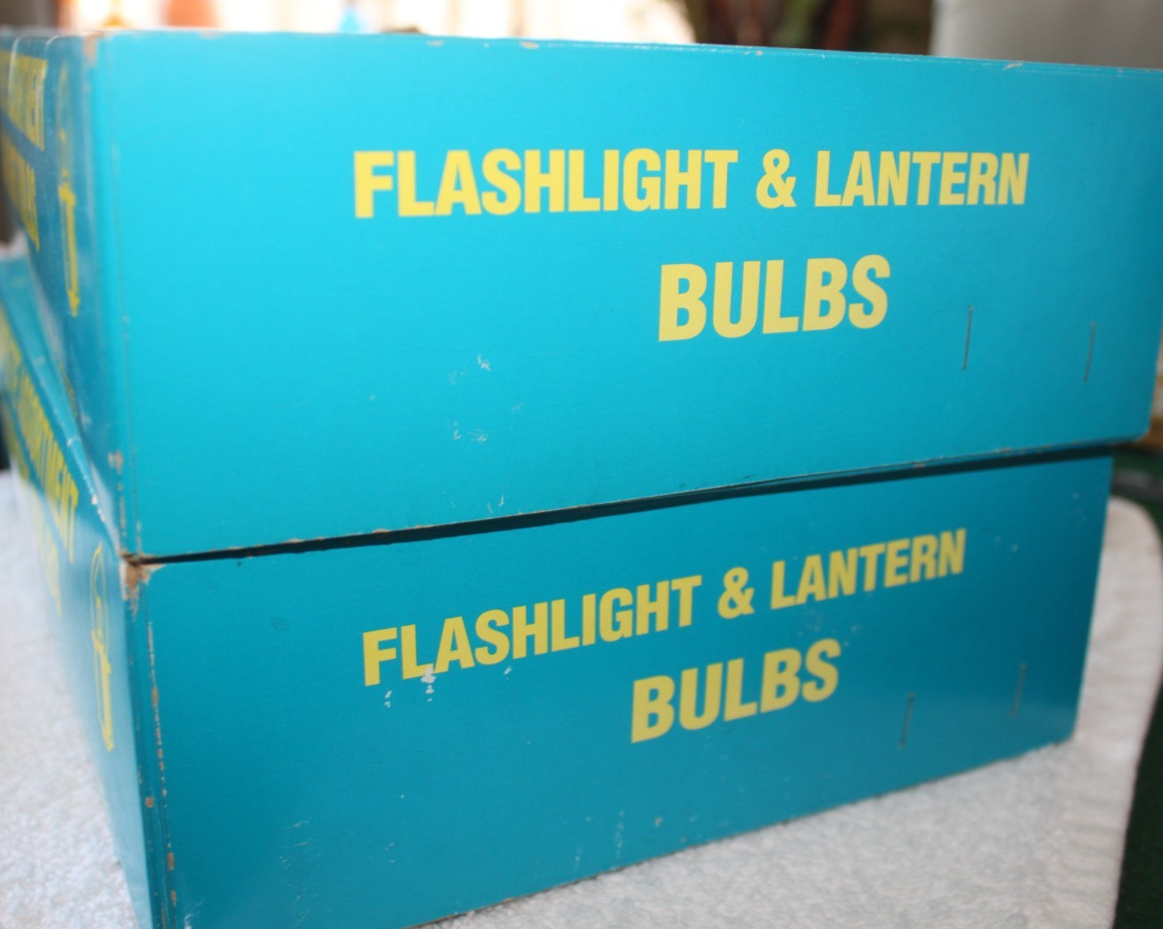 2 Vintage Duo-tint Flashlight & Lantern Bulb Case 4 trays 50%-75% remain each