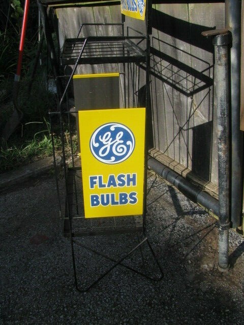  VINTAGE GE FLASH BULBS LARGE ADVERTISING TIN SIGN STORE DISPLAY 37″x19″x14″